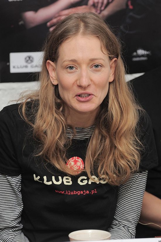 Magdalena Popławska bez makijażu broni karpia (FOTO)