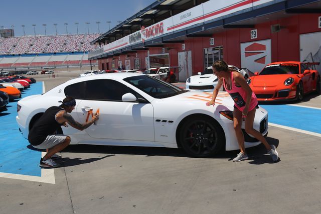 Małgosia Rozenek-Majdan kopie i ciągnie za włosy skandując POL-SKA!