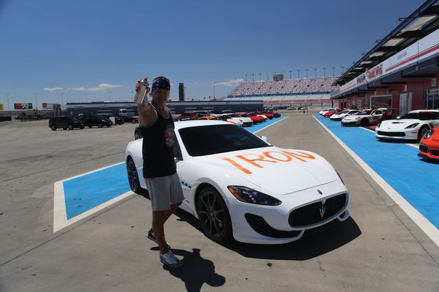 Małgosia Rozenek-Majdan kopie i ciągnie za włosy skandując POL-SKA!