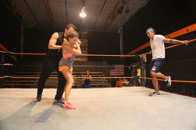 Małgosia Rozenek-Majdan kopie i ciągnie za włosy skandując POL-SKA!