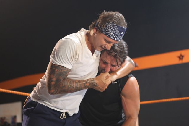 Małgosia Rozenek-Majdan kopie i ciągnie za włosy skandując POL-SKA!