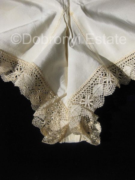 Majtki Królowej Elżbiety II na sprzedaż (FOTO)