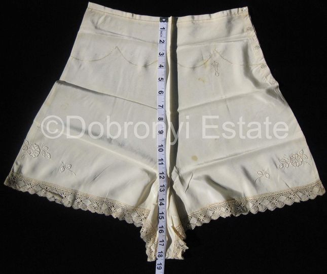 Majtki Królowej Elżbiety II na sprzedaż (FOTO)