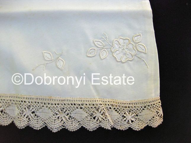 Majtki Królowej Elżbiety II na sprzedaż (FOTO)