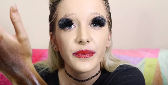 100 warstw podkładu, 100 warstw błyszczyku... (Instagram)