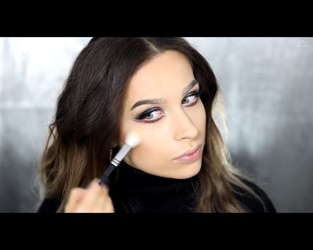 Niesamowite! Zrobiła ten paskudny sylwestrowy makijaż i wygląda BOSKO! (VIDEO)