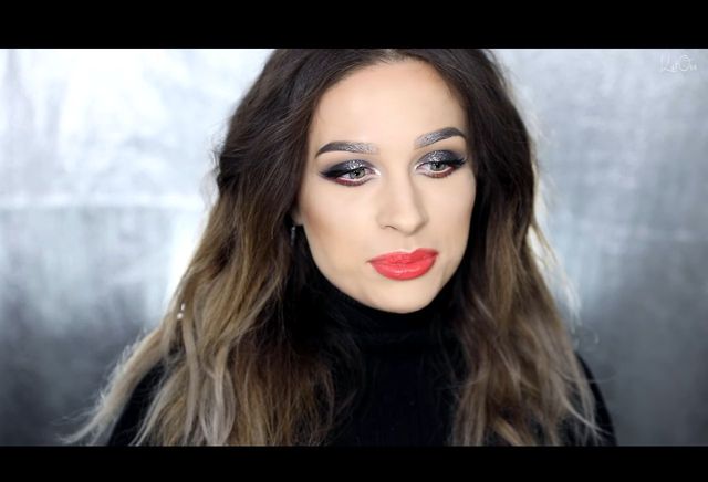 Niesamowite! Zrobiła ten paskudny sylwestrowy makijaż i wygląda BOSKO! (VIDEO)