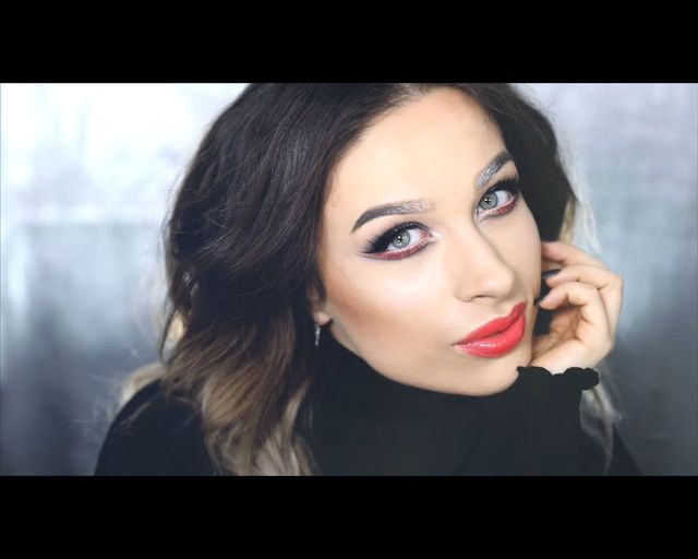 Niesamowite! Zrobiła ten paskudny sylwestrowy makijaż i wygląda BOSKO! (VIDEO)