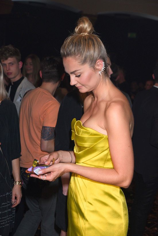 Seksowna Małgorzata Socha pilnuje biustu (FOTO)