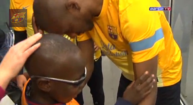 Rozpoznał idoli przez dotyk (VIDEO)