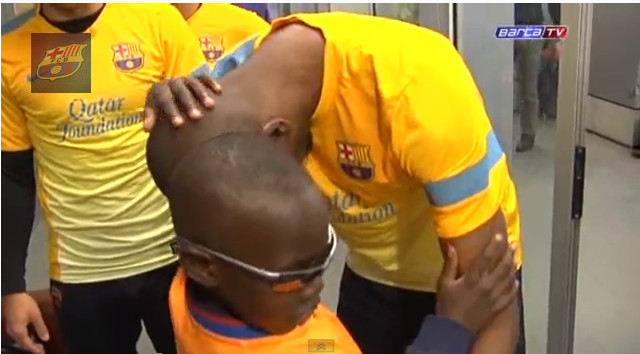 Rozpoznał idoli przez dotyk (VIDEO)