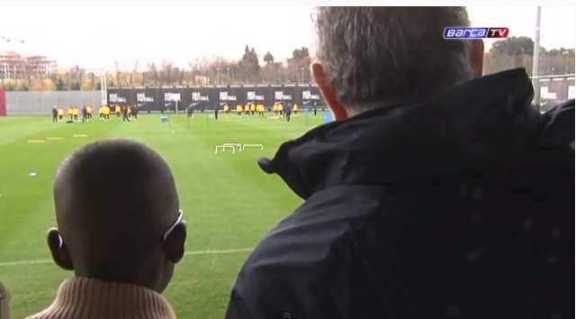 Rozpoznał idoli przez dotyk (VIDEO)