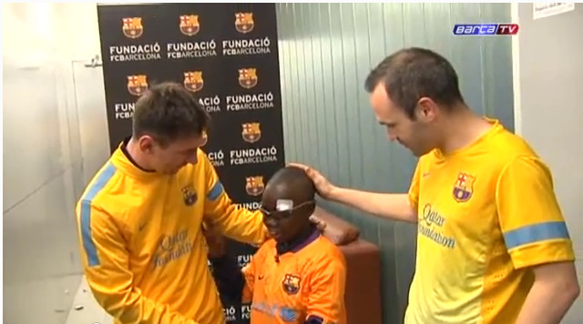 Rozpoznał idoli przez dotyk (VIDEO)