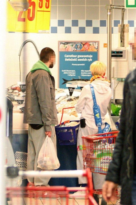 Mandaryna na zakupach w hipermarkecie (FOTO)