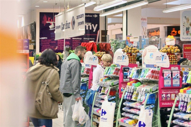 Mandaryna na zakupach w hipermarkecie (FOTO)