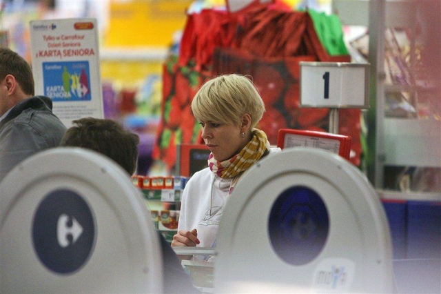 Mandaryna na zakupach w hipermarkecie (FOTO)