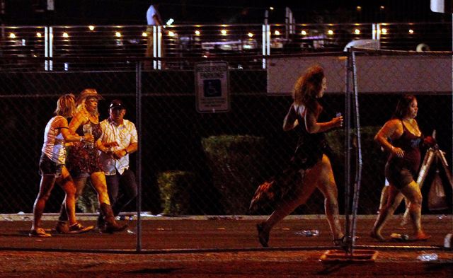 Mariah Carey o masakrze w Las Vegas mówi LEŻĄC na sofie z CHOINKĄ w tle (VIDEO)