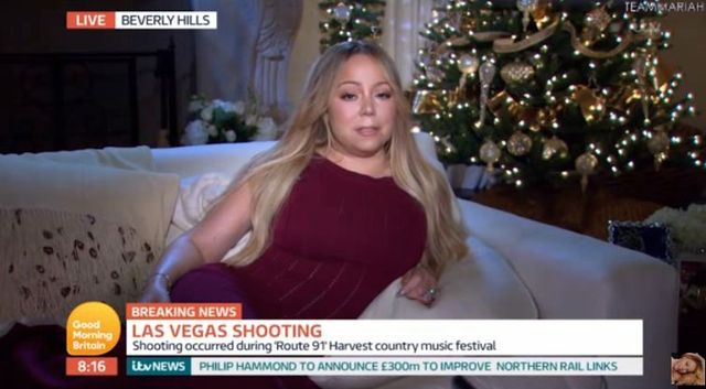 Mariah Carey o masakrze w Las Vegas mówi LEŻĄC na sofie z CHOINKĄ w tle (VIDEO)