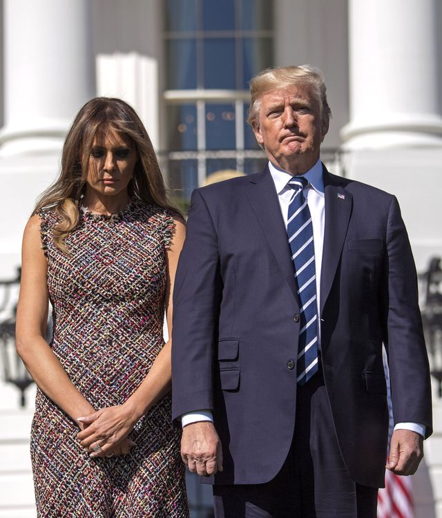 Mariah Carey o masakrze w Las Vegas mówi LEŻĄC na sofie z CHOINKĄ w tle (VIDEO)