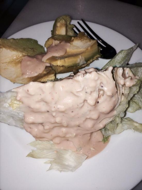 Je w najlepszych restauracjach, a publikuje ohydne zdjęcia