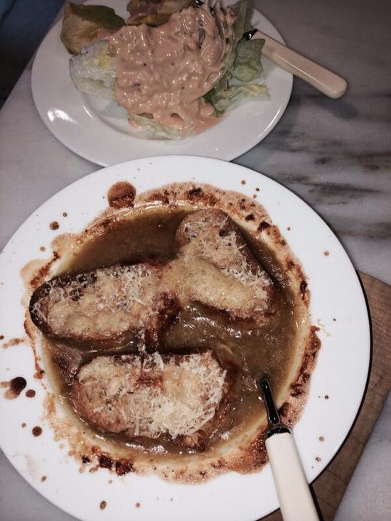 Je w najlepszych restauracjach, a publikuje ohydne zdjęcia