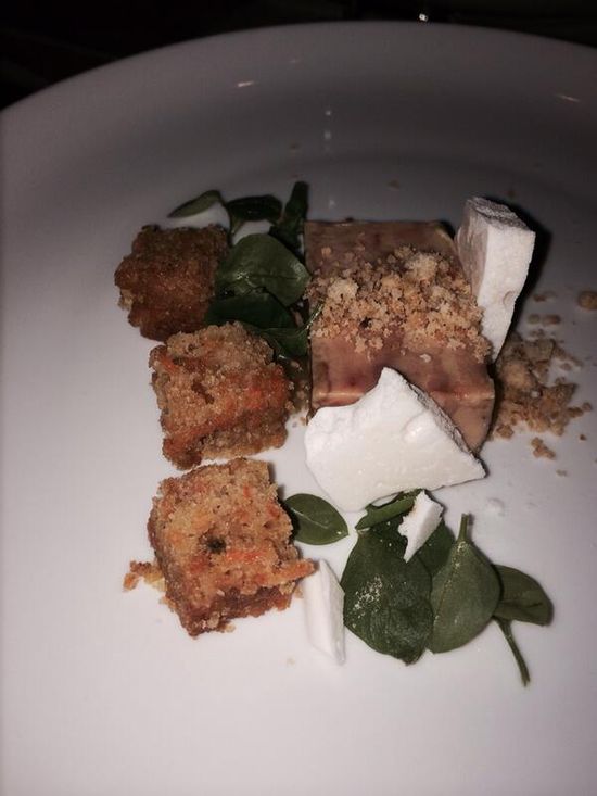 Je w najlepszych restauracjach, a publikuje ohydne zdjęcia