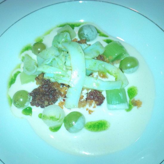 Je w najlepszych restauracjach, a publikuje ohydne zdjęcia