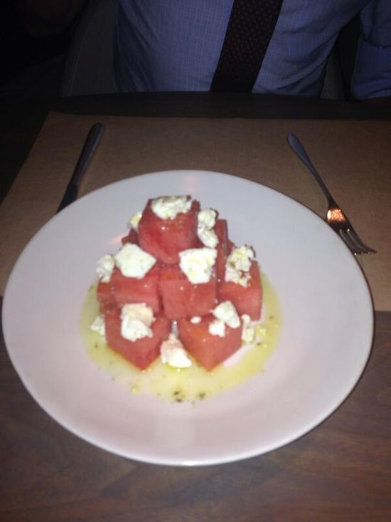 Je w najlepszych restauracjach, a publikuje ohydne zdjęcia