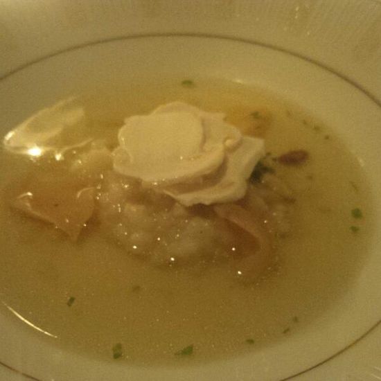 Je w najlepszych restauracjach, a publikuje ohydne zdjęcia