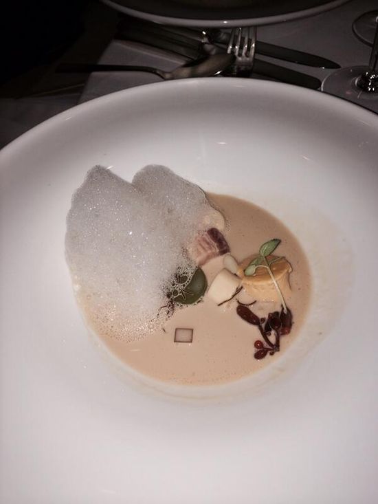 Je w najlepszych restauracjach, a publikuje ohydne zdjęcia