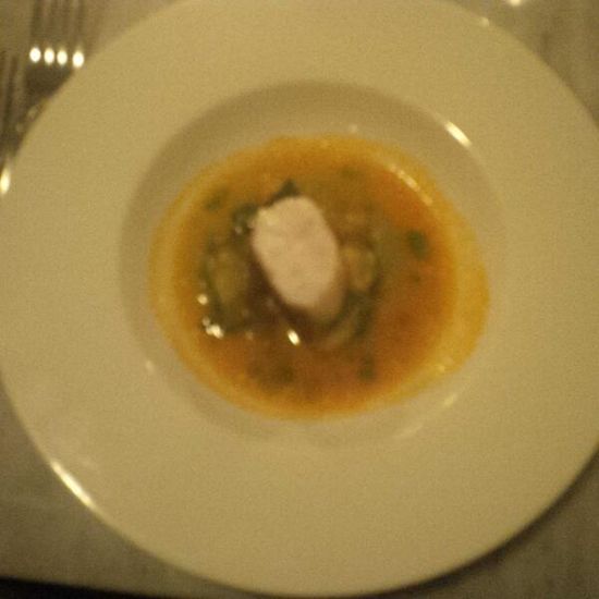 Je w najlepszych restauracjach, a publikuje ohydne zdjęcia