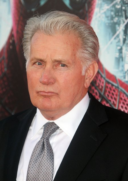 Charlie Sheen okradł ojca, żeby zapłacić za seks Charlie Sheen okradł ojca, żeby zapłacić za seks