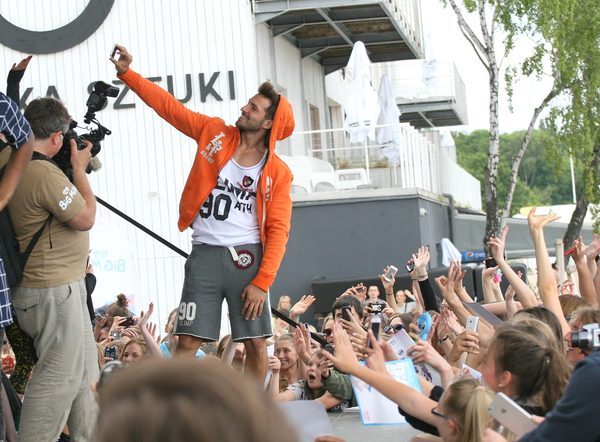 Rafał Maślak ze śliczną brunetką w teledysku MIG Ona Jedyna 