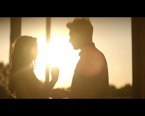 Rafał Maślak ze śliczną brunetką w teledysku MIG Ona Jedyna 