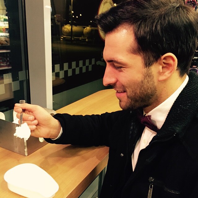 Zamiast sushi Maślak je twaróg na stacji benzynowej (FOTO)