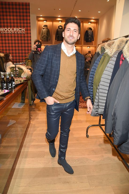 Rafał Maślak i Kamil Pawelski napinają klaty w stosach ubrań