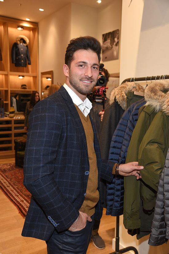 Rafał Maślak i Kamil Pawelski napinają klaty w stosach ubrań