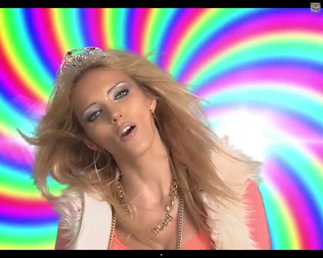 Anja Rubik jako dresiara w białych kozaczkach [VIDEO]