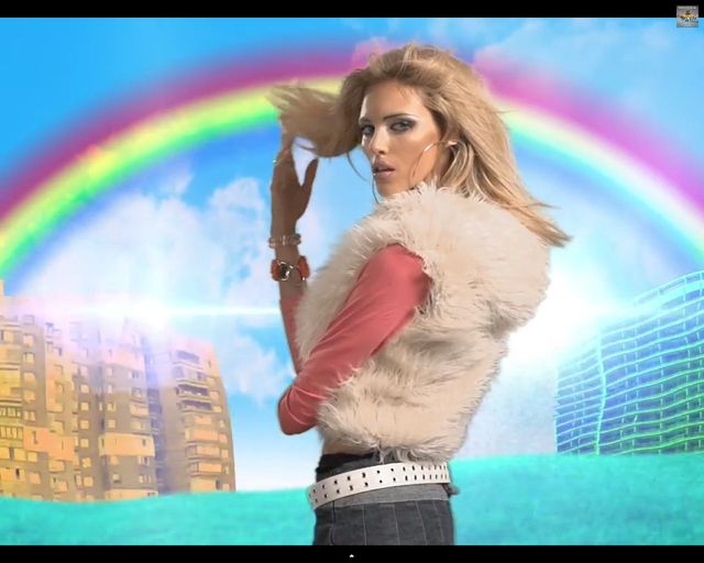 Anja Rubik jako dresiara w białych kozaczkach [VIDEO]