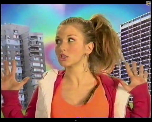 Anja Rubik jako dresiara w białych kozaczkach [VIDEO]