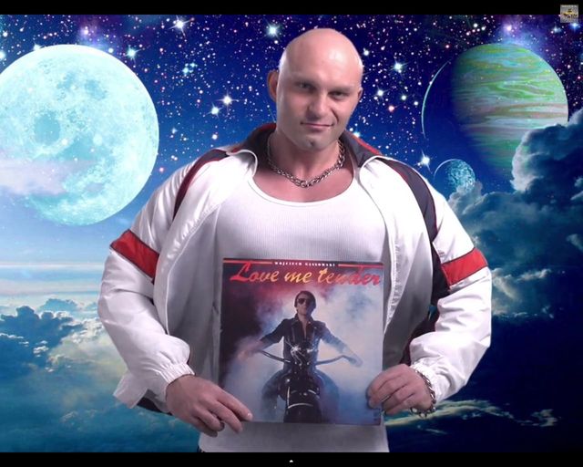 Anja Rubik jako dresiara w białych kozaczkach [VIDEO]