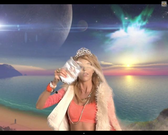 Anja Rubik jako dresiara w białych kozaczkach [VIDEO]