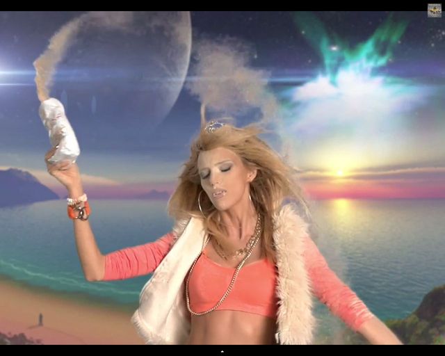 Anja Rubik jako dresiara w białych kozaczkach [VIDEO]