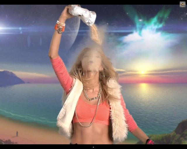 Anja Rubik jako dresiara w białych kozaczkach [VIDEO]