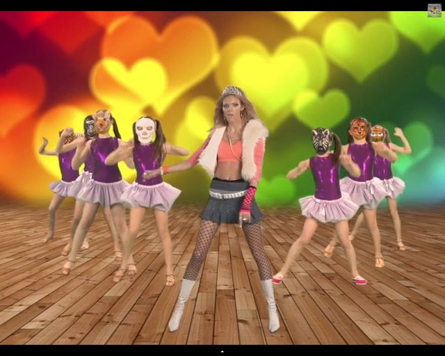 Anja Rubik jako dresiara w białych kozaczkach [VIDEO]