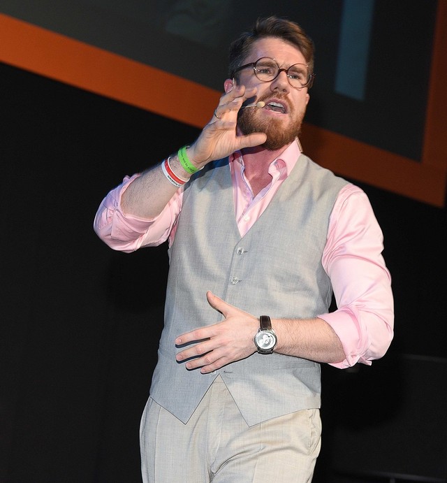 Mateusz Grzesiak - guru samorozwoju robi się lumberseksualny