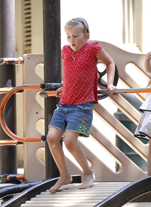 Czyja córka jest gwiazdą lokalnego placu zabaw? (FOTO)