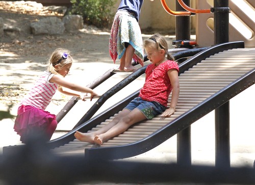 Czyja córka jest gwiazdą lokalnego placu zabaw? (FOTO)