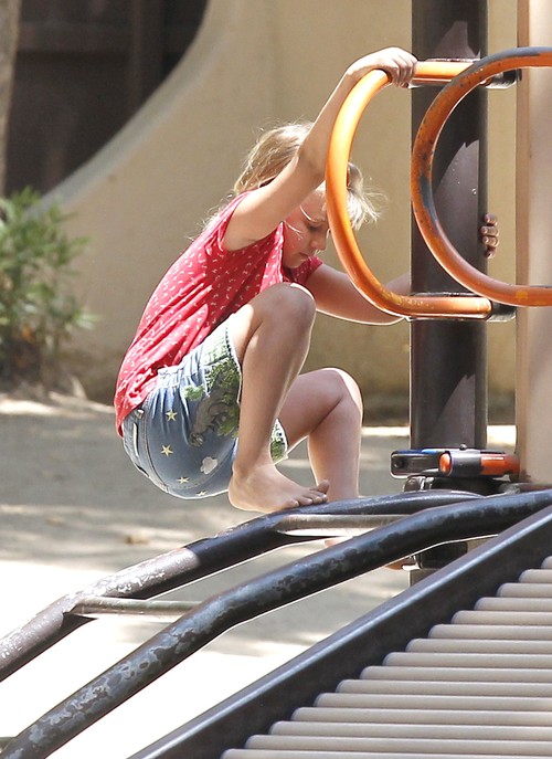 Czyja córka jest gwiazdą lokalnego placu zabaw? (FOTO)