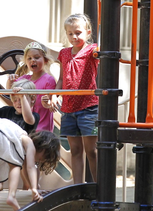 Czyja córka jest gwiazdą lokalnego placu zabaw? (FOTO)